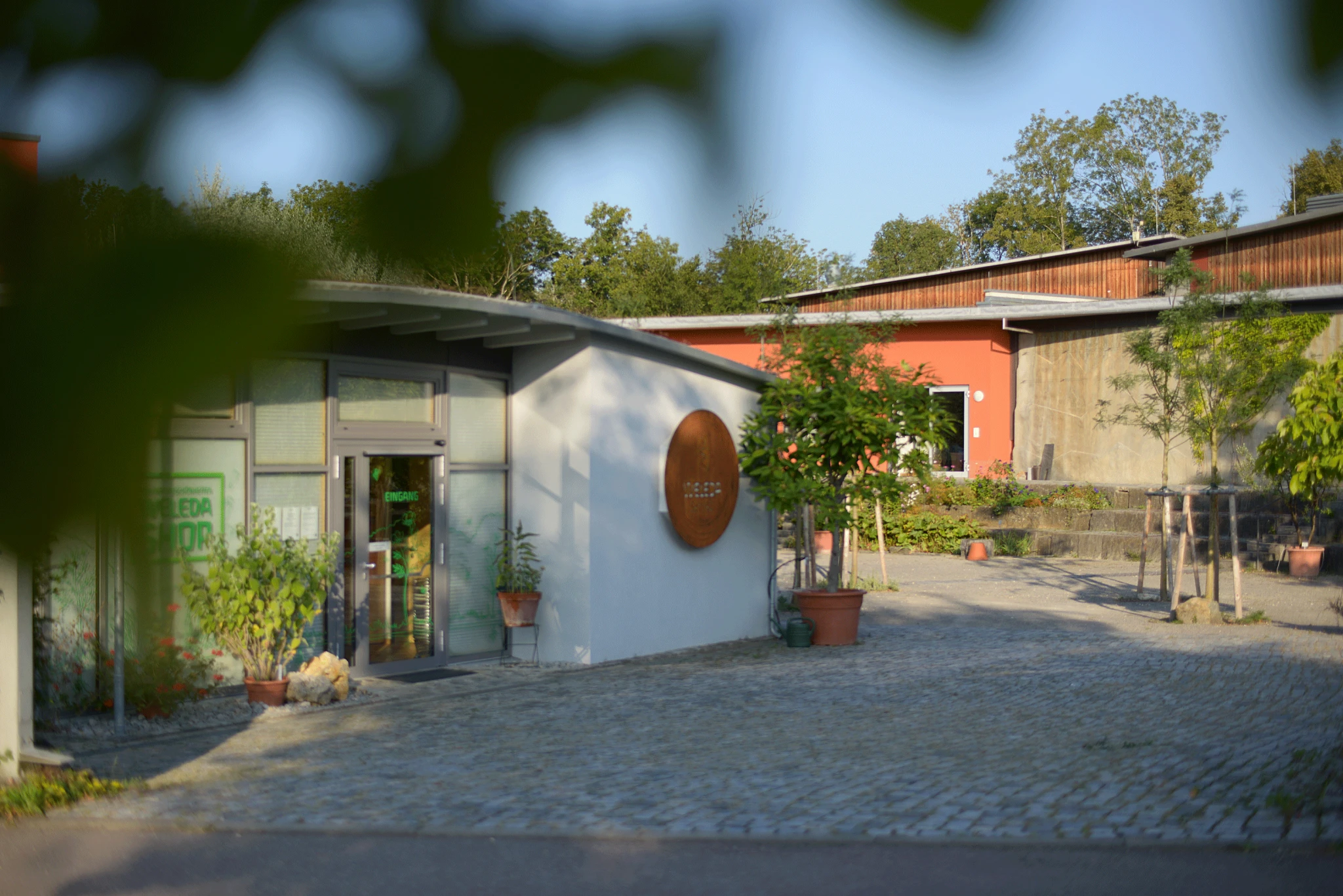 Weleda Erlebniszentrum mit Campus Shop und Eingangsbereich auf dem Weleda Garten Campus