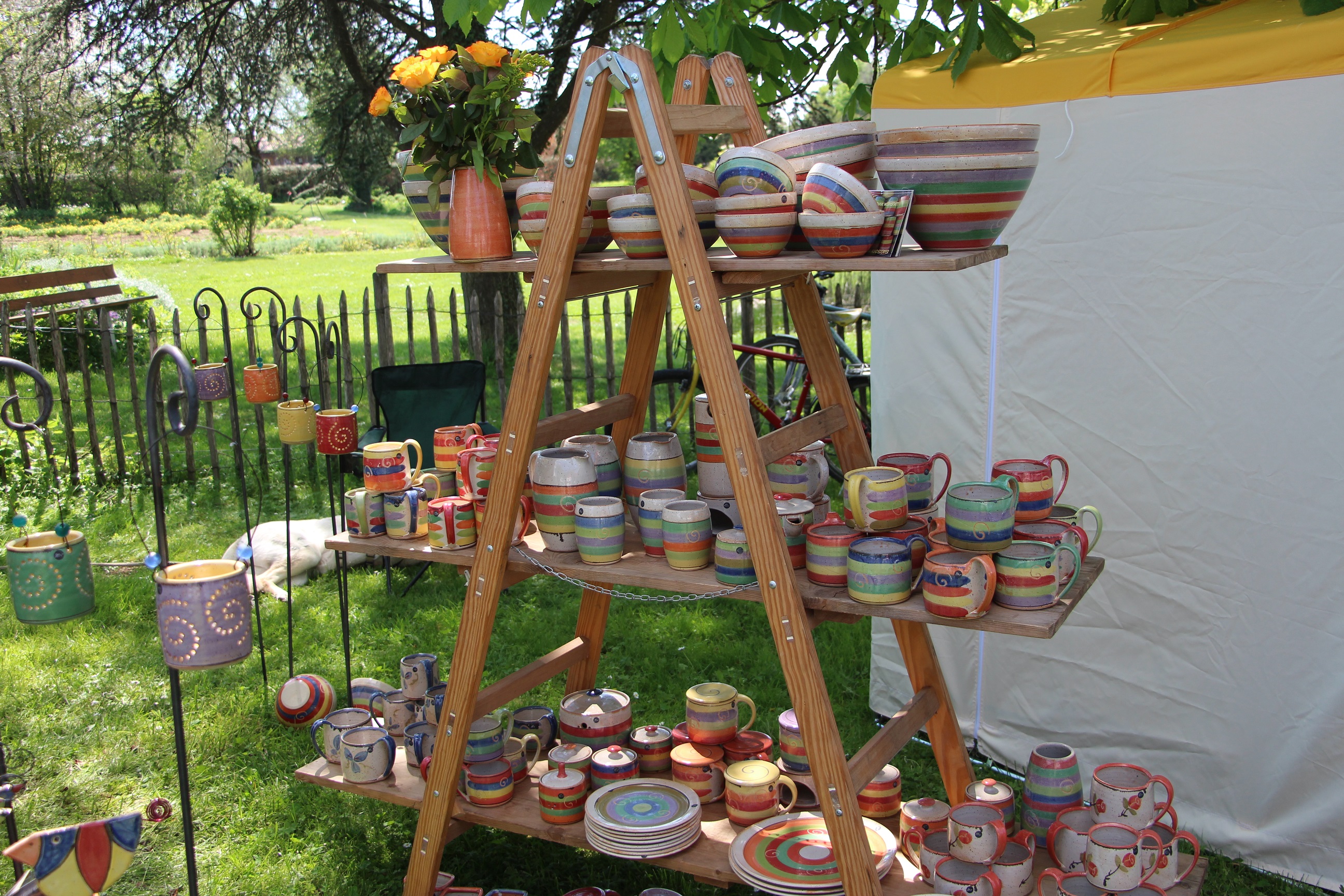 Marktst&auml;nde beim Kunsthandwerkermarkt auf dem Weleda Garten Campus